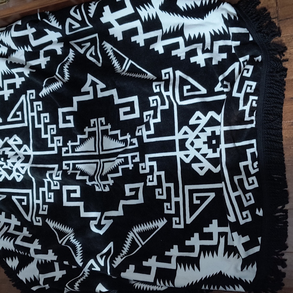 Round Heavyweight black and white beach towel with black fringe